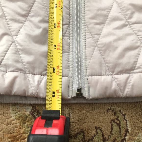 Patagonia vest white/ super light silver color. 🥶😍 Sz M with Primaloft - Picture 11 of 11